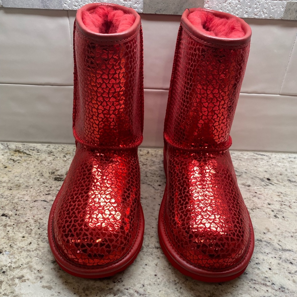 NWT. Kids Girls Ugg Classic Short Il Gel Hearts RED Boots. Size 4